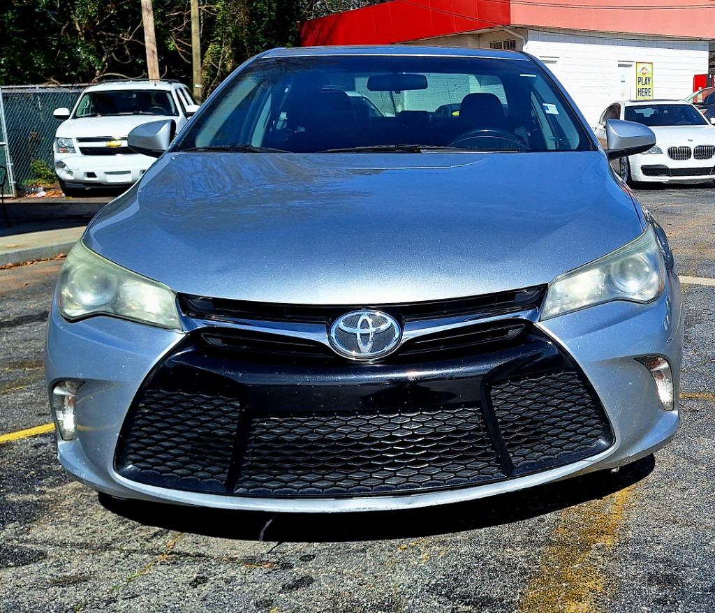 2017 Toyota Camry SE's photo