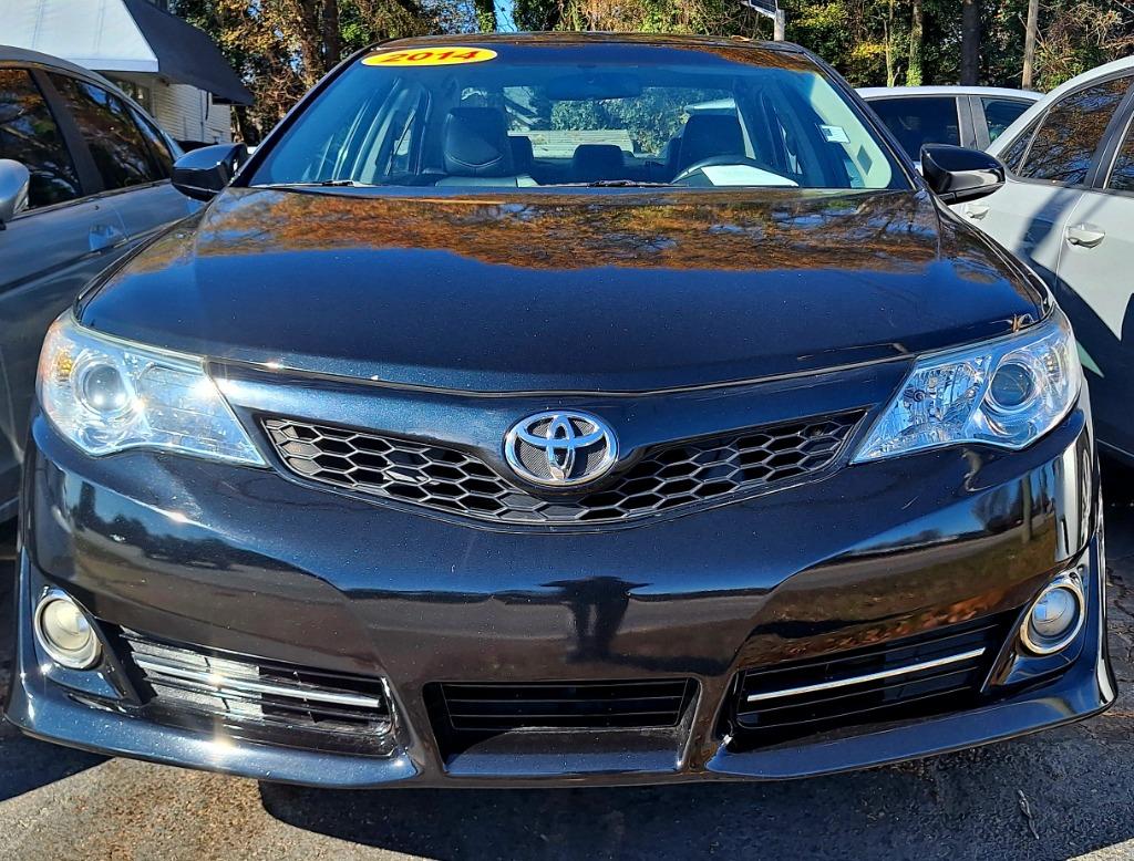 2014 Toyota Camry SE's photo